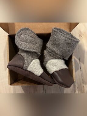 Nooks Wool Baby Booties with Brown Leather Accents - New in Box